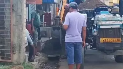 খড়গপুর ১: খড়গপুর শহরের ১১নং ওয়ার্ডের মানুষের দীর্ঘ দিনের দাবী মেনে সাহাচক থেকে সেনচক পর্যন্ত রাস্তা সম্প্রসারণের কাজ শুরু হলো