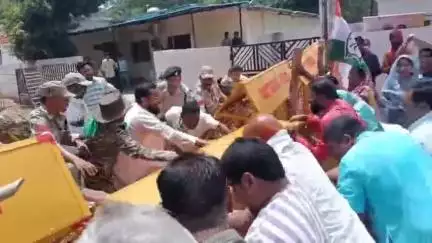 मोहला में कांग्रेसियों ने युक्तियुक्तकरण के विरोध में बैरिकेटिंग तोड़कर विकासखंड शिक्षा अधिकारी कार्यालय का किया घेराव
