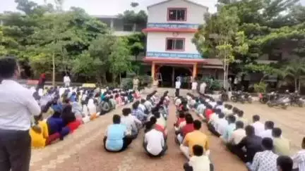 ತಾಳಿಕೋಟಿ: ಶಾಲಾ ಮಕ್ಕಳಿಗೆ ಹಾಗೂ ವಾಹನ ಚಾಲಕರಿಗೆ ಪಟ್ಟಣದಲ್ಲಿ ಕಾನೂನು ಕುರಿತು ಜಾಗ್ರತಿ ಮೂಡಿಸಿದ ಕಲಕೇರಿ ಠಾಣಾ ಪೊಲೀಸರು