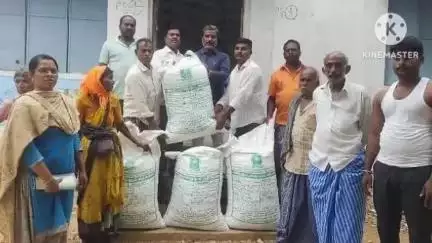 తనికల్లు మండలంలో రైతులకు సబ్సిడీ వేరుశనగ విత్తనకాయల పంపిణీ