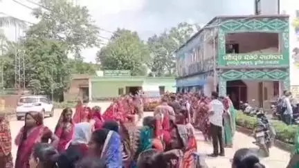 ଆନନ୍ଦପୁର: ହାଟଡିହି ବ୍ଲକ କାର୍ଯ୍ୟାଳୟରେ ବିକାଶ ବାହନ ରଥ ପରିକ୍ରମାର ଶୁଭାରମ୍ଭ