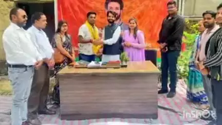 मांडू: अधिवक्ता राजेंद्र कुमार को पीएचडी की उपाधि मिलने पर रामगढ़ बचाओ संघर्ष समिति ने किया सम्मानित