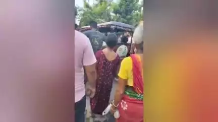 রাজগঞ্জ: সাতখাইয়া মোড়ে 17 নং জাতীয় সড়কে লরির পিছনে ধাক্কা স্কুটির; মৃত 1, গুরুতর আহত 1