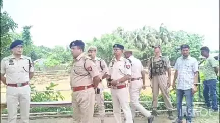 মানকাচৰ: কালো নদীৰ গৰাখহনীয়াত কালাপানী আৰক্ষী চকীৰ ক্ষতিগ্ৰস্ত অঞ্চল পৰিদৰ্শনৰ বাবে উপস্থিত জিলা আয়ুক্ত, অতিৰিক্ত আৰক্ষী অধীক্ষক