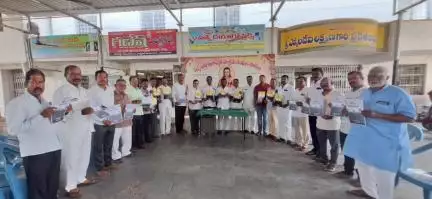 కోరుట్ల: పట్టణంలో ఓబీసీల పోరుబాట పోస్టర్‌ను ఆవిష్కరించిన సంఘ నాయకులు