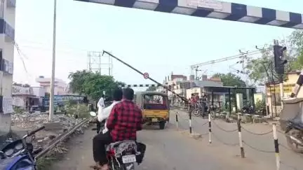 గిద్దలూరు: పట్టణంలోని రాచర్ల రైల్వే గేట్‌తో 15 ఏళ్లుగా ఇబ్బందులు ఎదుర్కొంటున్న ప్రజలు, వాహనదారులు #localissue