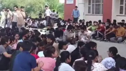 रेवाड़ी: हिसार में छात्रों पर लाठीचार्ज के विरोध में बावल में विश्वविद्यालय के छात्रों ने किया धरना प्रदर्शन
