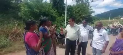 ಹನೂರು: 'ನರೇಗಾದಡಿ ಅರಣ್ಯ ಪ್ರದೇಶದಲ್ಲಿ ಕೆಲಸ ನೀಡಿ,' ಹೂಗ್ಯಂನಲ್ಲಿ ತಾ.ಪಂ ಇಒಗೆ ಮಹಿಳೆಯರ ಮನವಿ