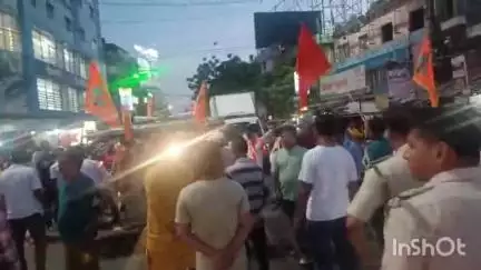 বারাসাত ১: মহেশতলা কাণ্ডে বারাসাতে রাস্তা অবরোধ করে বিক্ষোভ দেখাল হিন্দু জাগরণ মঞ্চের কর্মী সমর্থকেরা