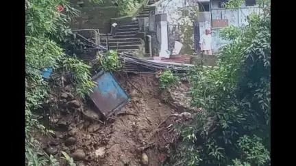 पिथौरागढ़: थल के सत्यालगांव में भारी बारिश के कारण मकान की सुरक्षा दीवार हुई क्षतिग्रस्त
