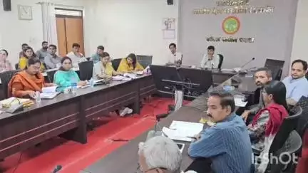 उज्जैन शहर: कलेक्टर रोशन कुमार सिंह की अध्यक्षता में प्रशासनिक संकुल भवन में राजस्व अधिकारियों की आयोजित हुई बैठक