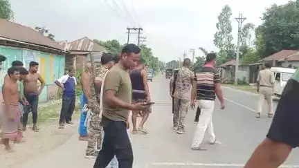 শীতলকুচি: মৌলাঙ্গী বাজার সংলগ্ন রাজ্য সড়কে টোটো ও বাইকের সংঘর্ষে আহত 2