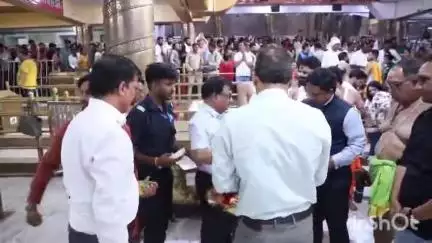 उज्जैन शहर: विश्व प्रसिद्ध बाबा महाकाल मंदिर में इंदौर के भक्त ने बाबा महाकाल को ₹2 लाख का चेक किया अर्पित