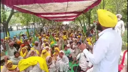 ਮਾਨਸਾ: ਪਿੰਡ ਠੂਠਿਆਂਵਾਲੀ ਵਿਖੇ ਜ਼ਮੀਨ ਅਕਵਾਇਰ ਕਰਨ ਦਾ ਕਿਸਾਨਾਂ ਨੇ ਡਿਪਟੀ ਕਮਿਸ਼ਨਰ ਦਫਤਰ ਬਾਹਰ ਕੀਤਾ ਰੋਸ ਪ੍ਰਦਰਸ਼ਨ