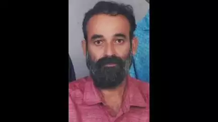 മുകുന്ദപുരം: പുതുക്കാട് ചെറുവാളിൽ വാഴത്തോട്ടത്തിൽ പൊട്ടിവീണ വൈദ്യുതി കമ്പിയിൽ നിന്ന് ഷോക്കേറ്റ് തൊഴിലാളി മരിച്ചു