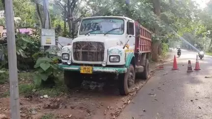ଖଲ୍ଲିକୋଟ୍: ତୋଟା ଗାଁ ନିକଟରେ ମାଇନ୍ସ ବିଭାଗର ଚଢ଼ାଉ, ଗୋଟିଏ ମୋରମ ବୋଝେଇ ଟିପ୍ପର ଗାଡ଼ି ଜବତ
