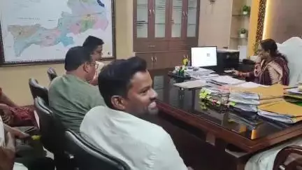 ବରଗଡ: ଅତିରିକ୍ତ ଜିଲ୍ଲାପାଳଙ୍କୁ କାର୍ଯ୍ୟାଳୟରେ ସାକ୍ଷାତ କରି ଆଲୋଚନା କଲେ କୁମ୍ଭାରୀ ଗ୍ରାମର ଚାଷୀ