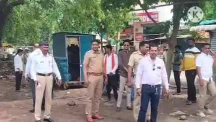 हिंगोली: नगरपरिषद आणि पोलीस प्रशासनाने शहरातील अग्रसेन चौक परिसरातील अतिक्रमण हटवले
