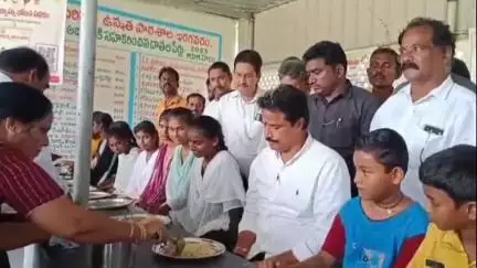 తణుకు: ఇరగవరం జిల్లా పరిషత్ ఉన్నత పాఠశాలలో మధ్యాహ్న భోజన పథకాన్ని ప్రారంభించిన ఎమ్మెల్యే రాధాకృష్ణ