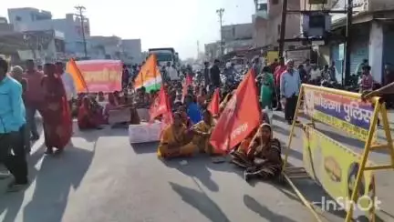 डोमचांच: बबन मेहता को रिहा करने की मांग, डोमचांच टैक्सी स्टैंड के पास कोडरमा-जमुआ मार्ग 5 घंटे जाम