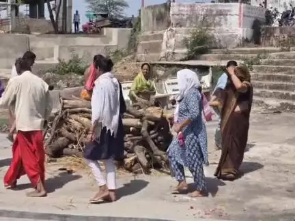 શહેરા: શહેરામાં એક વૃદ્ધનું માંદગી બાદ અવસાન થતાં પુત્રી અને ચાર બહેનોએ અગ્નિદાહ આપ્યો હતો