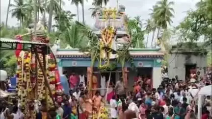 போச்சம்பள்ளி: கோடிபுதூர் ஸ்ரீ பத்திரகாளியம்மன் கோவில் திருவிழாவில் 1000 ஆடுகள்
500 பன்றிகள் பலியிட்டு ரத்த பிரசாதம் சாப்பிட்ட
கிராம மக்கள்