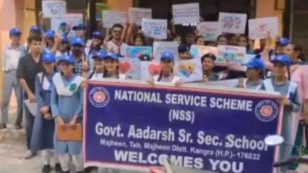 खुंडियां: सामुदायिक स्वास्थ्य केंद्र मझीण में वीर राजकीय वरिष्ठ माध्यमिक विद्यालय के छात्रों ने हाइपरटेंशन पर दी प्रस्तुति