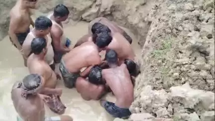 ভরতপুর ১: সিজগ্রামে নতুন বাড়ির জন্য কাটা গর্তের মাটি চাপা পড়ে মৃত্যু এক কিশোরের