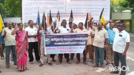 அரியலூர்: நெடுஞ்சாலைத்துறை கோட்ட பொறியாளர் அலுவலகம் முன்பு, கண்ணில் கருப்பு துணிக்கட்டி சாலை பணியாளர்கள் ஆர்ப்பாட்டம்
