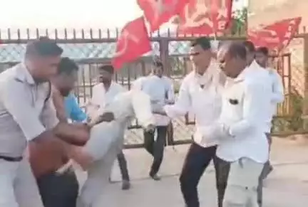 गाडरवारा: मध्य प्रदेश किसान सभा द्वारा साली चौका में मुख्यमंत्री डॉ. मोहन यादव का पुतला दहन