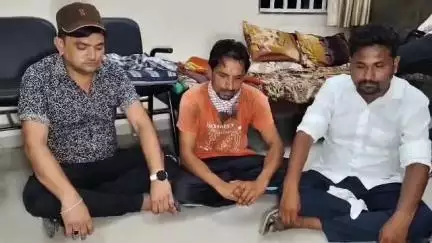 ગંગાજળિયા પોલીસે જુના બંદર રોડ પર જાહેરમાં જુગાર રમી રહેલા 3 ઈસમોને ઝડપી લીધા