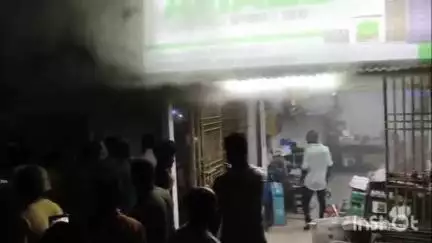 अररिया: एडीबी चौक पर रेडीमेड कपड़ा दुकान में लगी आग, समय रहते पाया गया काबू