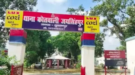 सुल्तानपुर: धरसौली के शिव मंदिर में तोड़ी गई शिवलिंग, पुलिस ने त्वरित कार्रवाई कर नई शिवलिंग की स्थापना कराई, स्थिति सामान्य