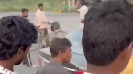 करनाल: उधम सिंह चौक के पास तेज रफ्तार ट्रक और कार की टक्कर, बड़ा हादसा टला, पुलिस पहुंची