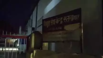 सतना के पन्नी लाल चौक स्थित बिजली ऑफिस में बिजली कटौती से परेशान लोगों ने किया हंगामा