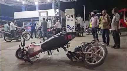 सेमरिया चौक स्थित पेट्रोल पंप पर बाइक सवार बदमाशों ने गार्ड पर धारदार हथियार से किया हमला
