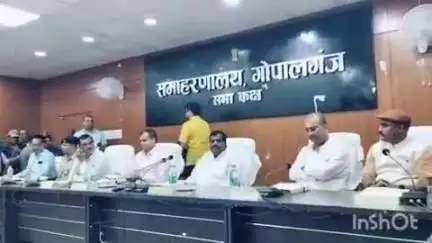 गोपालगंज: सिवान में पीएम के कार्यक्रम से पहले कलेक्ट्रेट में मंत्री मंगल पांडेय और गन्ना मंत्री ने की समीक्षा