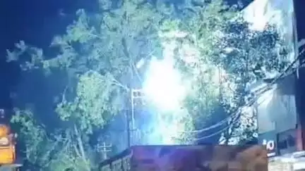 ललितपुर: ललितपुर घंटाघर के पास लगे ट्रांसफार्मर में लगी आग का वीडियो सोशल मीडिया पर हुआ वायरल