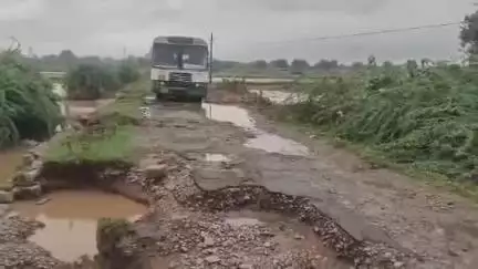 మంత్రాలయం: సాతనూరు వంక వద్ద రోడ్డు కొట్టుకుపోయి రాకపోకలకు అంతరాయం, సీసీ రోడ్లు వేయాలని గ్రామస్థుల విజ్ఞప్తి
#localissue