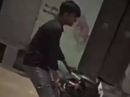 हसनपुर: हसनपुर के गांव काला शहीद में बाइक से खतरनाक स्टंट करते युवक का वीडियो हुआ वायरल