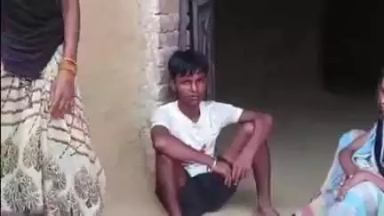 आंवला: आंवला में 25 वर्षीय मजदूर ने पेड़ पर लगाई फांसी, पत्नी और दो बच्चों को छोड़ा पीछे, पुलिस ने शव पोस्टमार्टम के लिए भेजा