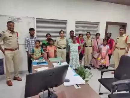 పటాన్​​చెరు: పటాన్చెరులో దారితప్పి తిరుగుతున్న ఐదుగురు పిల్లలను తల్లిదండ్రులకు అప్పగించిన పటాన్చెరు పోలీసులు