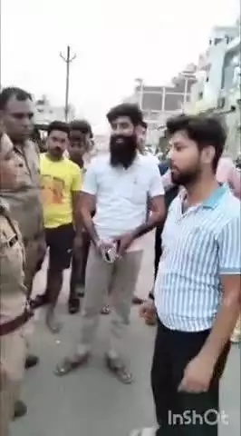 शिकारपुर: पहासू कस्बा के अलीगढ़ चौराहे पर वाहन चेकिंग के दौरान पुलिस और बाइक सवार युवक के बीच हॉट टॉक का वीडियो हुआ वायरल