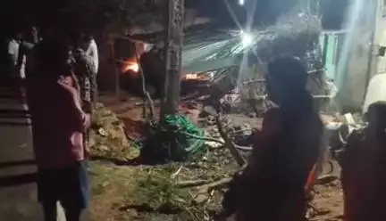 ಹನೂರು: ಮಲ್ಲಯ್ಯನಪುರ ಗ್ರಾಮದಲ್ಲಿ  ಮನೆಯೊಳಗೆ ನುಗ್ಗಿದ ಕಾರು