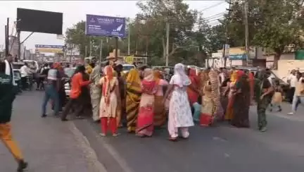 महावन: झगड़े में घायल युवक की मौत के बाद परिजनों ने थाना राया पर शव रखकर किया प्रदर्शन, पुलिस ने दर्ज किया मुकदमा