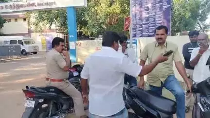 வேடசந்தூர்: "மாமே அரிவாளை உன்ன தவிர வேற யாரும் தொட கூடாது" - அரசு மருத்துவமனை முன் அரிவாளுடன் வந்து போலீசாரிடம் கலாட்டா செய்த நபர்