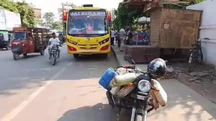 ramarani me bich rod me bas lag raha h our jam lag raha h to Sara dookan todne ka our hatane ka dabao dal raha h prasasa