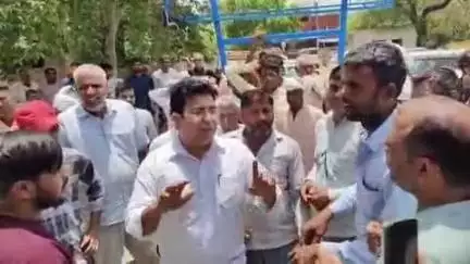 अटेली: गांव बेगपुर में ग्रामीणों ने स्वास्थ्य मंत्री आरती सिंह राव के पीए को घेरा, गाड़ी में बैठकर बचाई जान