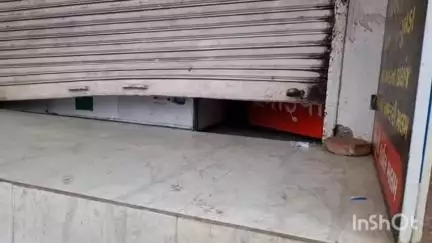 આણંદ શહેર: પોલસન ડેરી રોડ ખાટકીવાડ વિસ્તારમાં તસ્કરો ત્રાટક્યા, ત્રણ જગ્યાએ શટલ તૂટ્યા