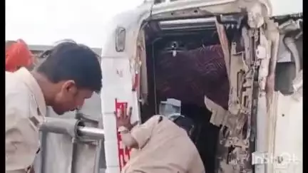 त्योंथर: सोहागी पहाड़ पर हाईवा पलटने से केबिन में फंसे चालक को 4 घंटे बाद निकाला गया, इलाज जारी